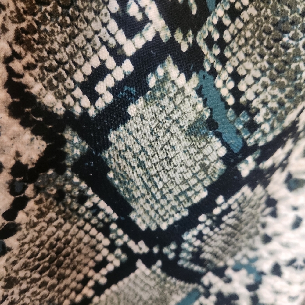 Per Seption Concept green and black snake print blouse. Size XL. - Picture 6 of 10